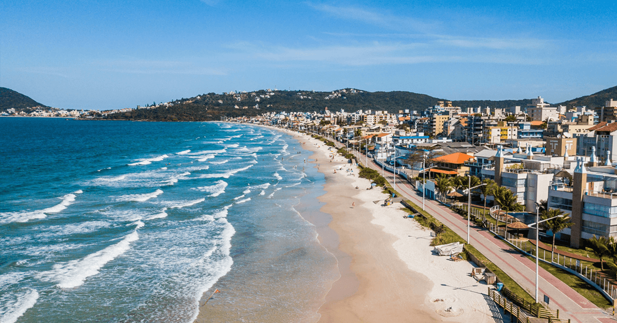 Vista aérea de Bombinhas SC com praias acessíveis e mar azul