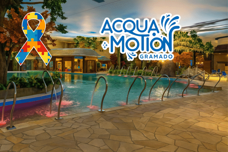 Vista interna do parque aquático Acqua Motion em Gramado, com piscina iluminada por luzes rosa e decoração tropical. No canto esquerdo, destaque para o laço colorido de conscientização sobre o autismo.