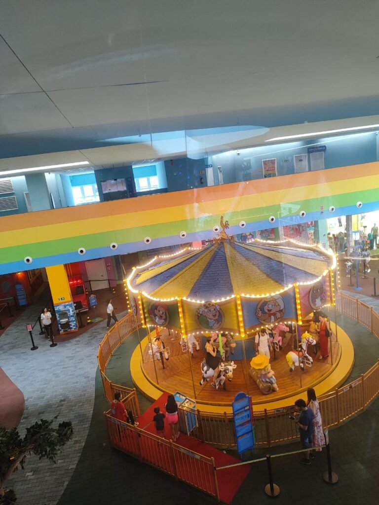 Vila da Mônica Gramado acessibilidade: Fachada com sinalização para autistas e PcD