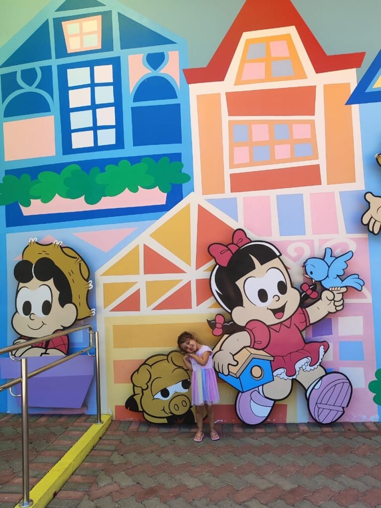 Vila da Mônica Gramado acessibilidade: Fachada com sinalização para autistas e PcD