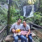 Familia em frente a cachoeira do Garden Park Gramado