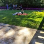 Familia curtindo o espaço para pic nic no Garden park gramado