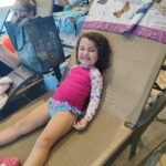 Nossa família relaxando nas cadeiras de praia do Acquamotion