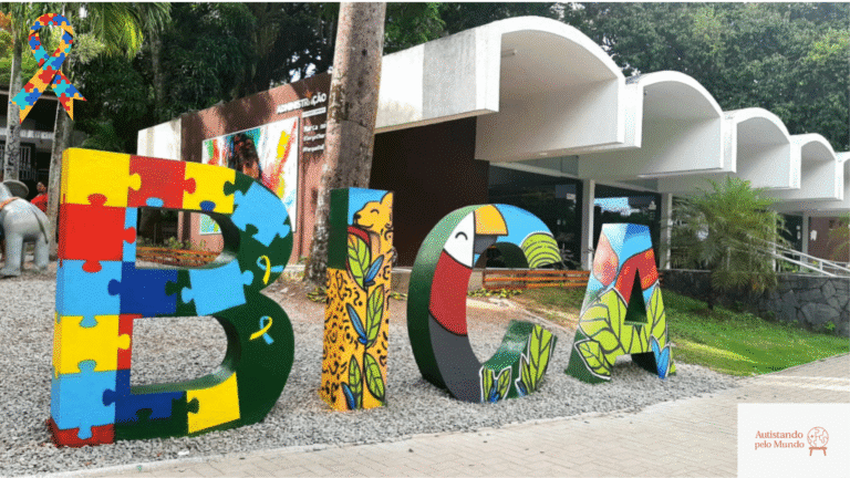 Entrada do Parque Zoobotânico Arruda Câmara em João Pessoa, com letras coloridas formando a palavra BICA, decoradas com ilustrações de animais e peças de quebra-cabeça representando inclusão.