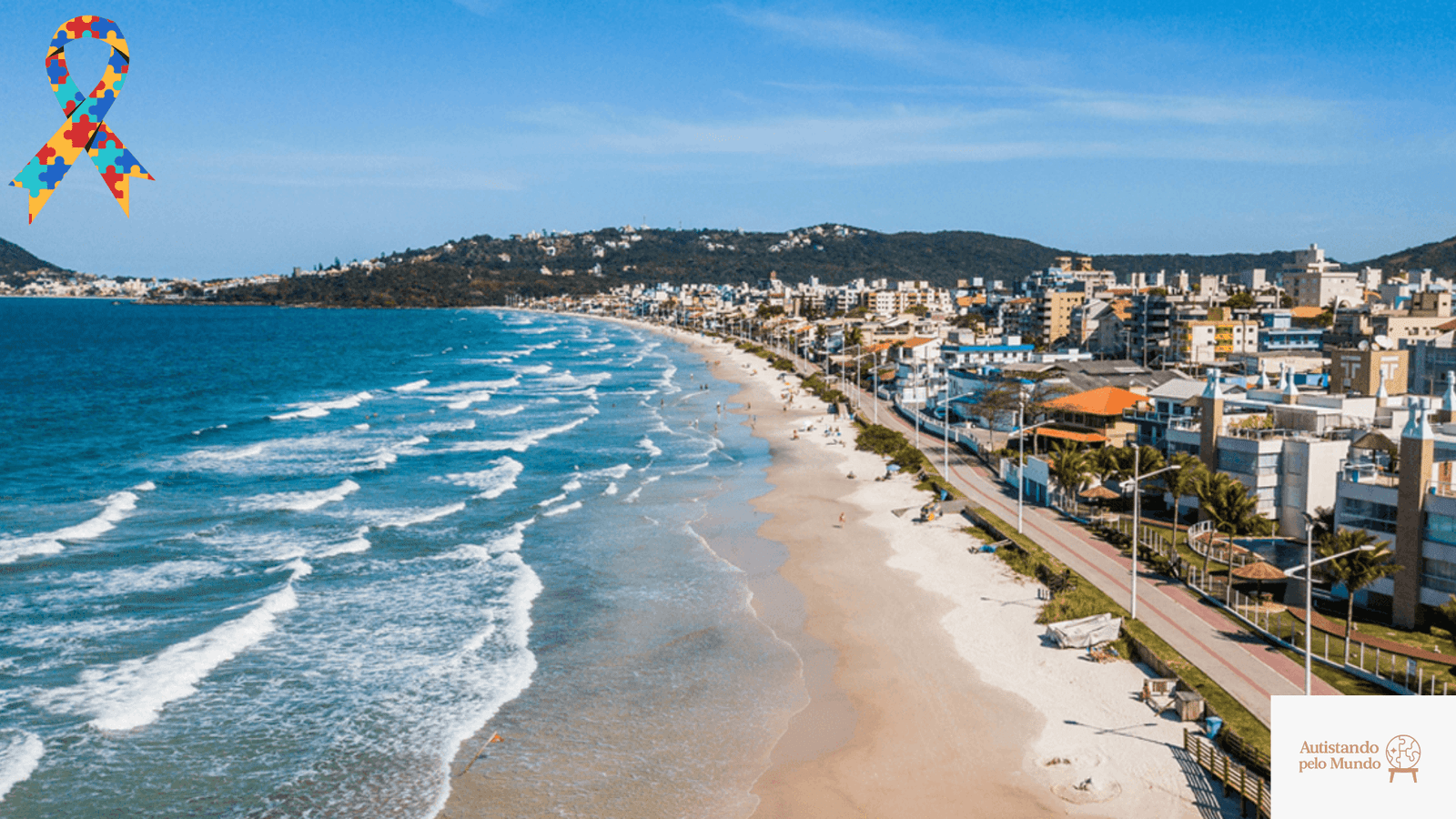 Vista aérea de Bombinhas SC com praias acessíveis e mar azul
