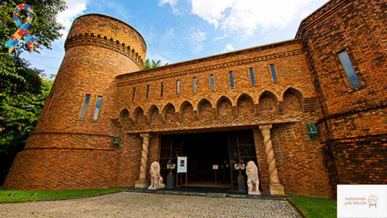 Fachada principal do Instituto Ricardo Brennand em Recife, com arquitetura em estilo castelo medieval, torres de tijolos aparentes e esculturas na entrada.
