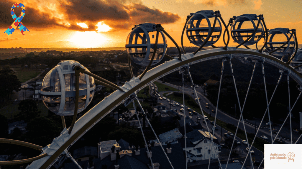 Canela Autistando Ferris Wheel Roda-gigante do parque Mundo a Vapor em Canela, com cabines coloridas e temática de estação ferroviária.