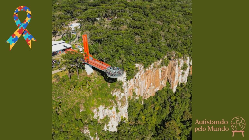 Vista aérea da plataforma Skyglass em Canela, uma passarela de vidro suspensa sobre o vale, cercada por mata nativa — imagem de divulgação oficial.