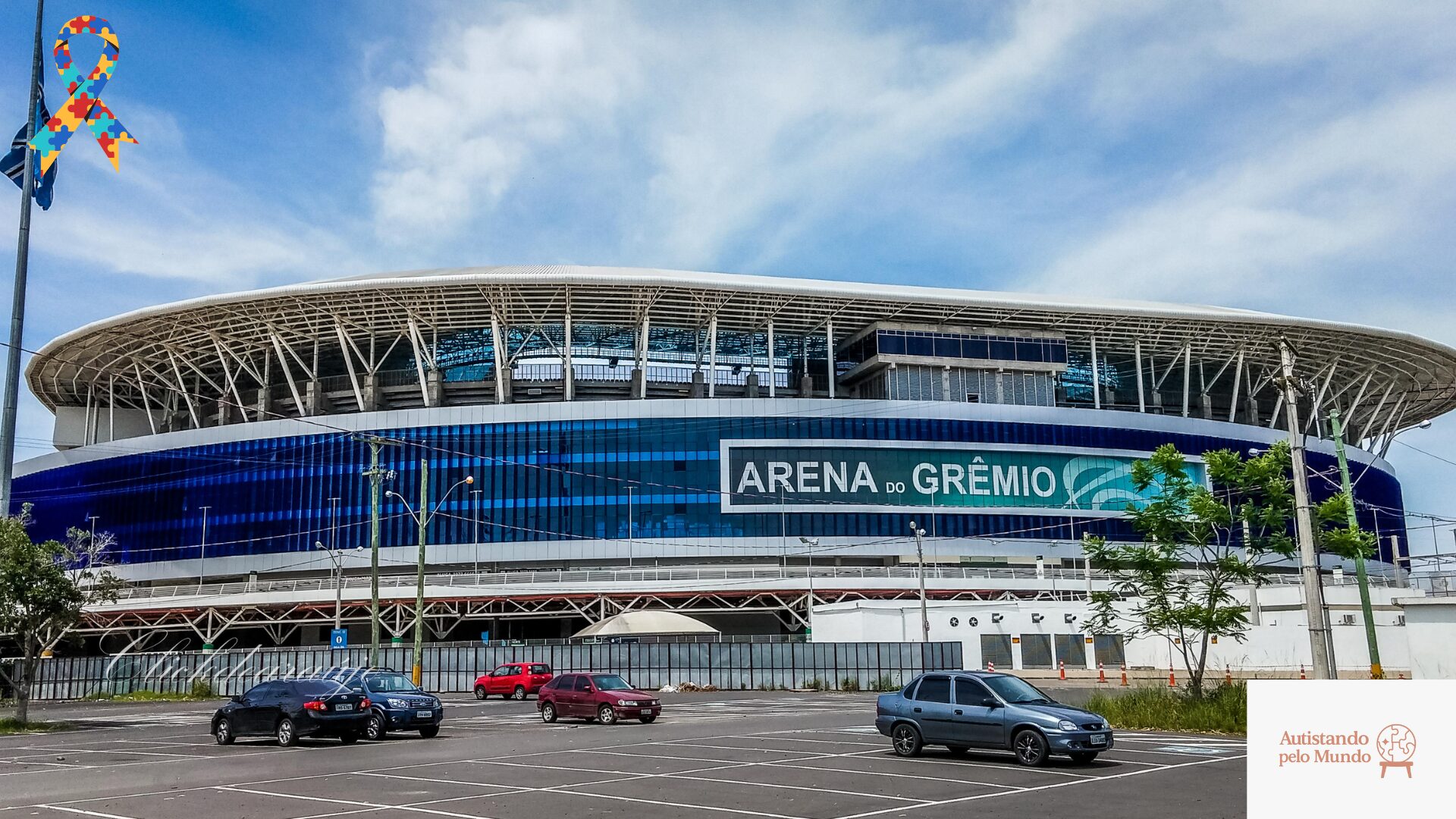 Arena do Grêmio — fachada azul e branca; avaliação do Camarote Espectro Azul com foco em acessibilidade e autismo.