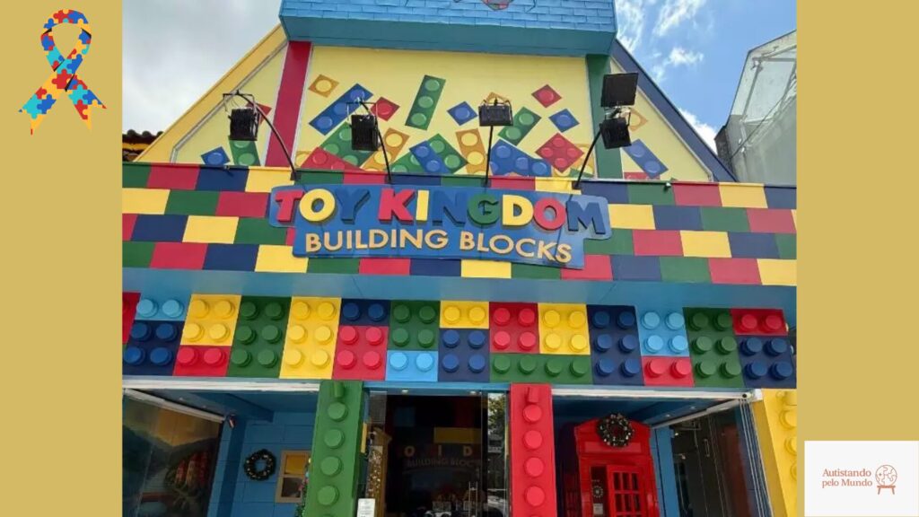 Fachada colorida do parque Toy Kingdom em Gramado, decorada com blocos de montar gigantes em vermelho, azul, amarelo e verde. O letreiro “Toy Kingdom – Building Blocks” aparece no centro da entrada.